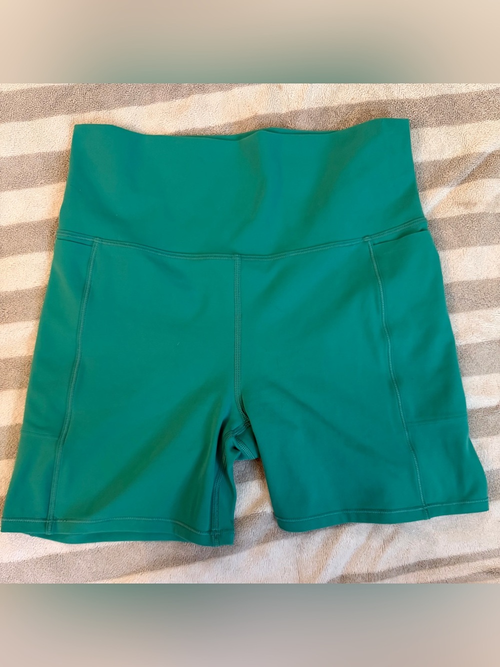Vuori High-Rise Daily Pocket Short - Emerald Green